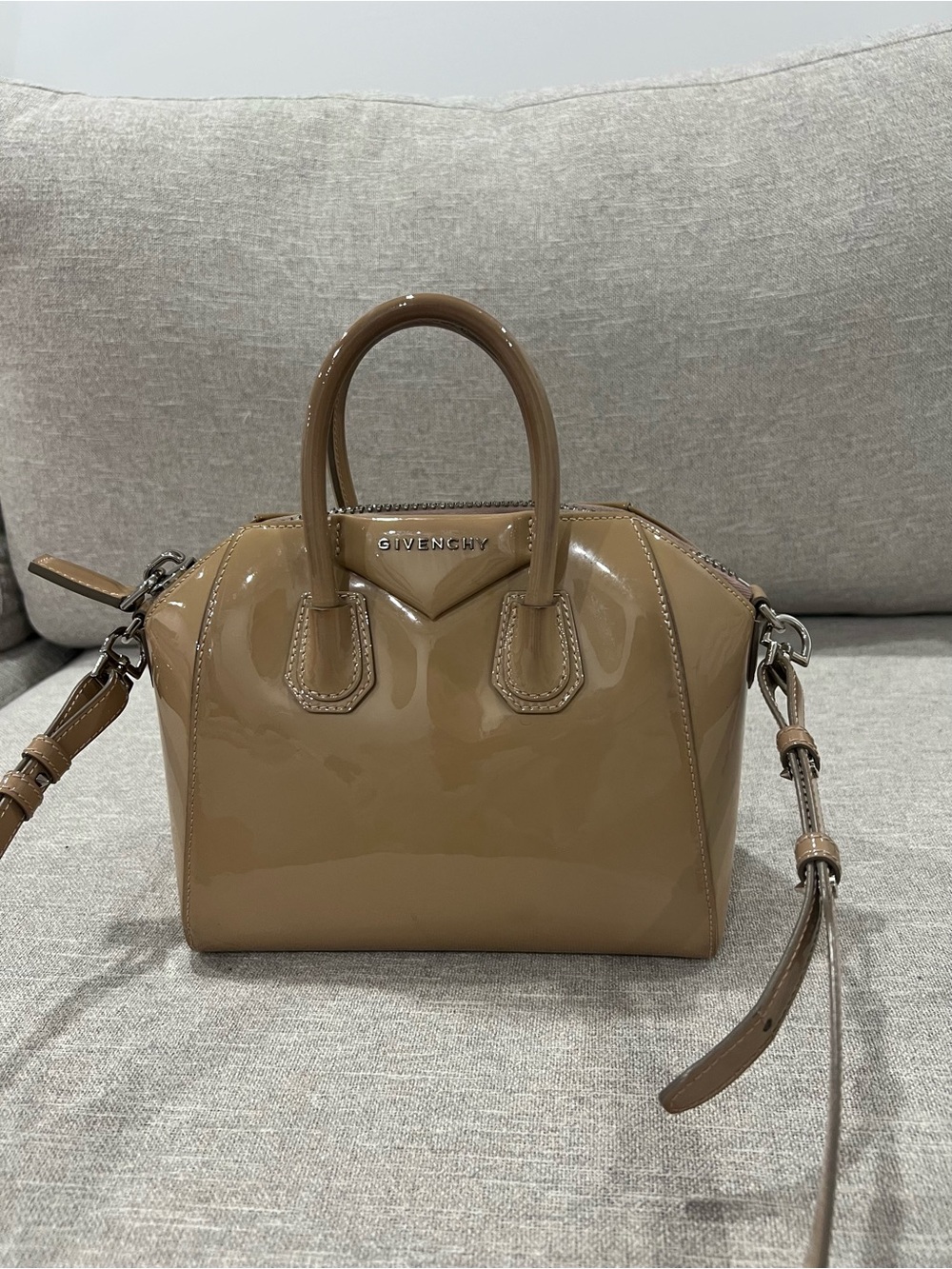 Givenchy Antigona Mini Patent Leather Bag - Picture 4 of 13